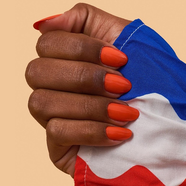 Combine tons de laranja na decoração das suas unhas