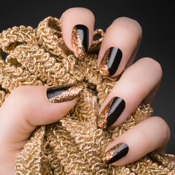 Aposte em pedrarias e glitter para decorar a sua unha francesinha diagonal