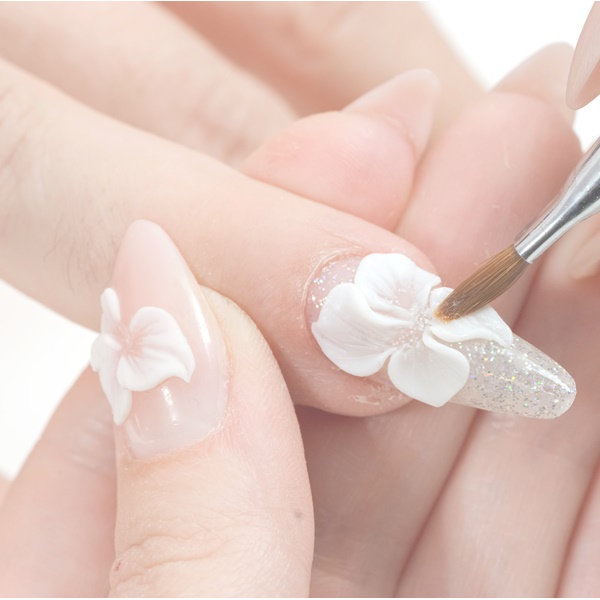 Unhas decoradas com aplicação de flores