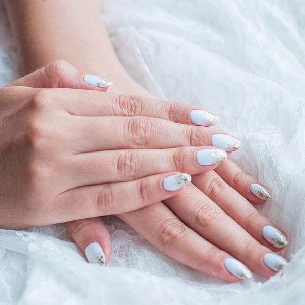Inspirações de unhas com prata e dourado