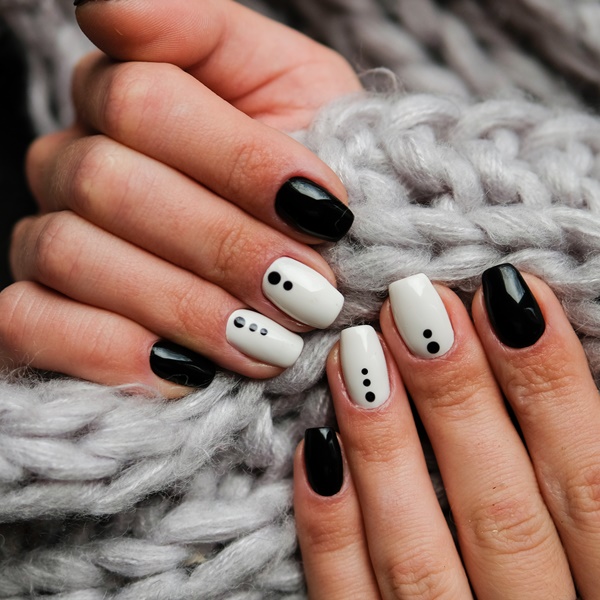 Entenda como decorar as unhas com bolinhas de forma minimalista