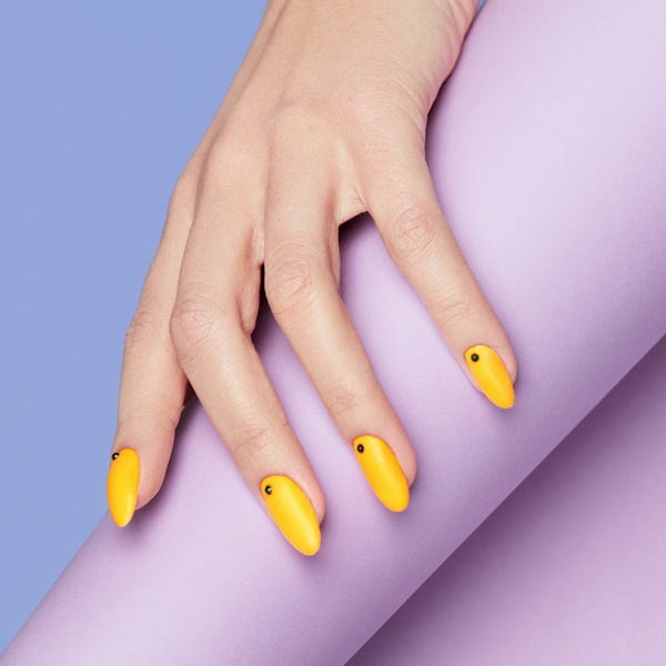 Entenda como decorar as unhas com bolinhas de forma minimalista