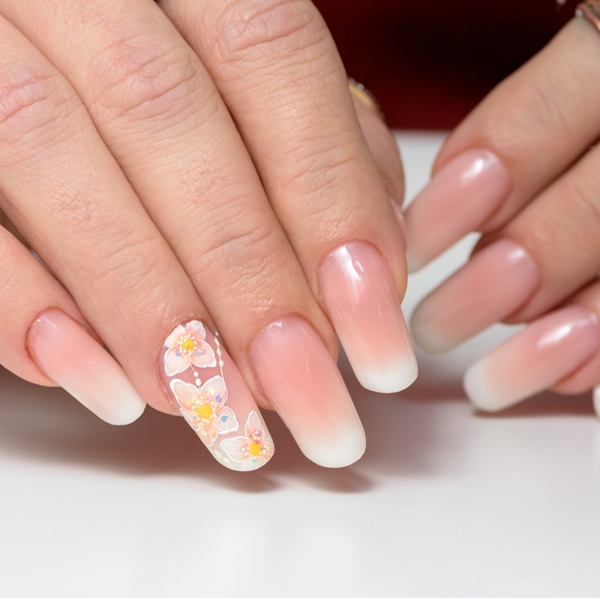 Unhas decoradas com flores