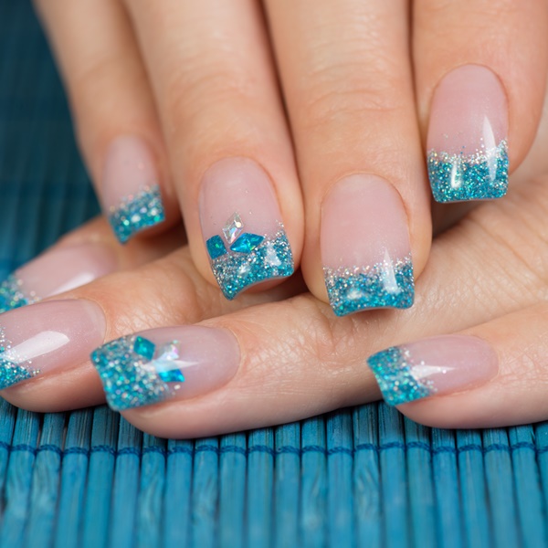 Unhas decoradas com glitter também são boas opções