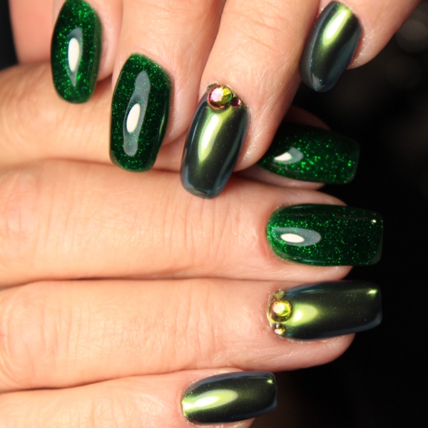Inspiração de unhas verdes com pedraria na filha única