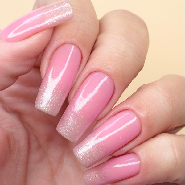 Unhas em gel decorada: glitter