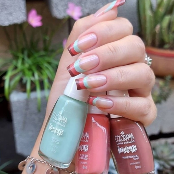 Unhas coloridas monocromáticas 