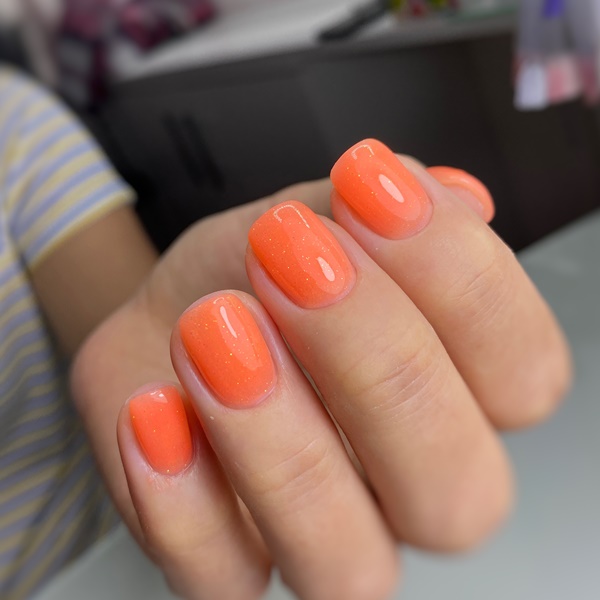 Unhas laranja neon