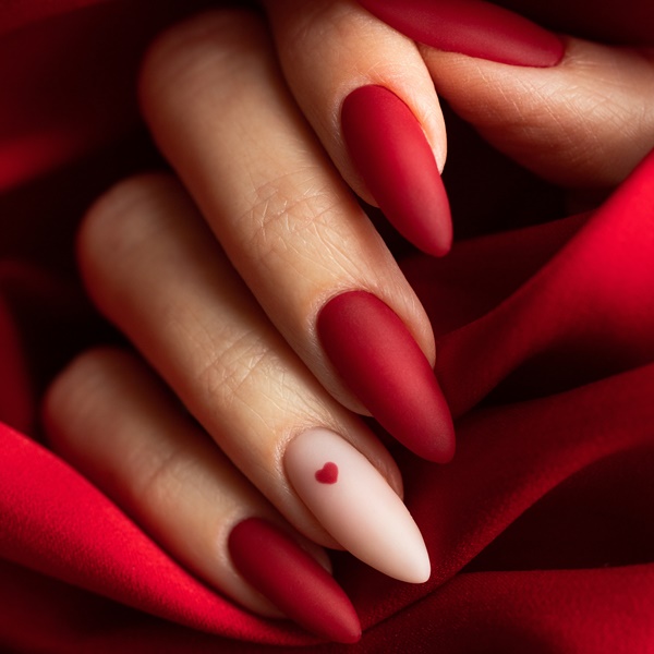 Unha vermelha decorada: confira inspirações para essa cor clássica 