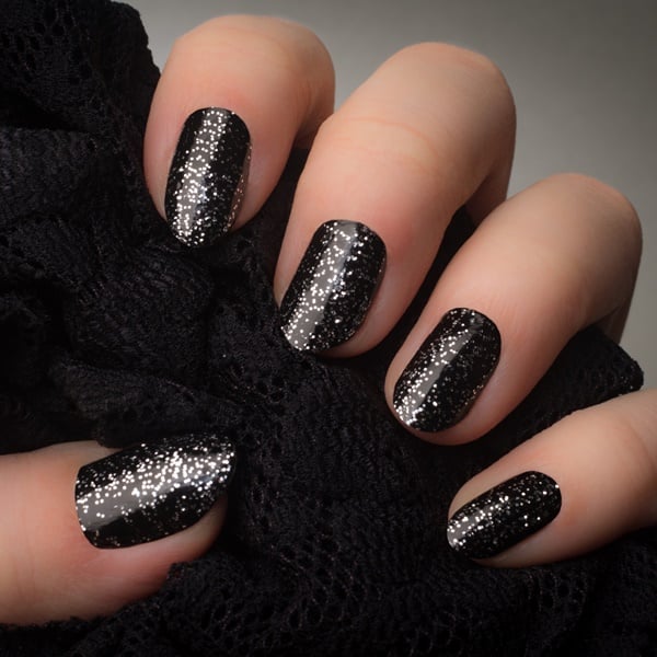 Saiba como fazer as unhas pretas com glitter