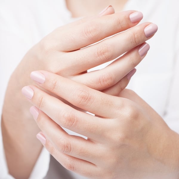Hidrate as unhas e cutículas.