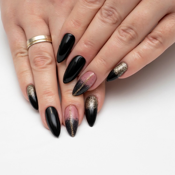 Unhas pretas com glitter: saiba como fazer sua esmaltação durar